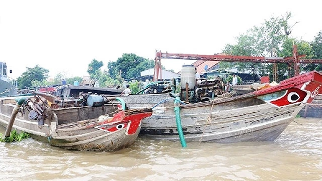 Hai ghe khai thác cát lậu trên sông Tiền bị phát hiện, xử lý vào ngày 7-11-2018.