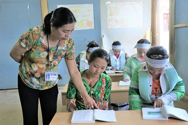Một giờ học trong lớp dạy xóa mù chữ cho đồng bào Mông thôn Khau Vai, xã Bộc Bố, huyện Pác Nặm.