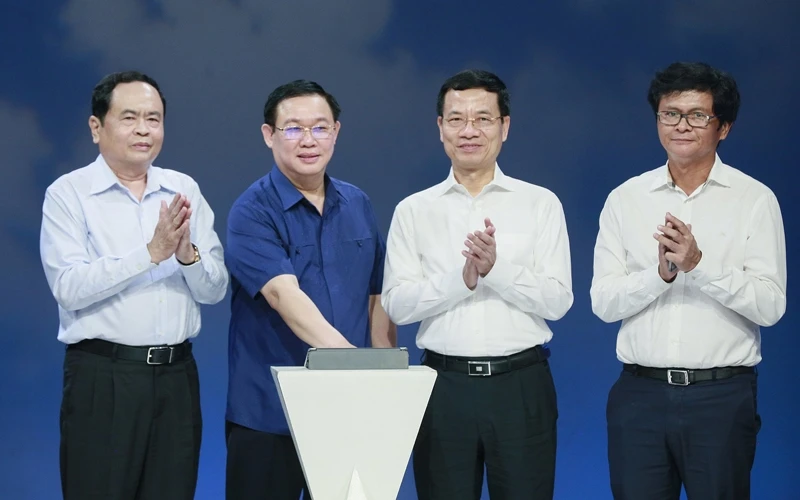 Phó Thủ tướng Vương Đình Huệ cùng các đại biểu nhấn nút phát động Chương trình nhắn tin "Cả nước chung tay vì người nghèo" năm 2019. Ảnh: Quang Vinh.