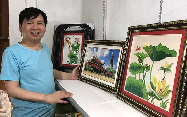 Anh Trần Ngọc Hòe, xã Trường Yên, huyện Hoa Lư (Ninh Bình) giới thiệu sản phẩm tranh giấy xoắn quilling.