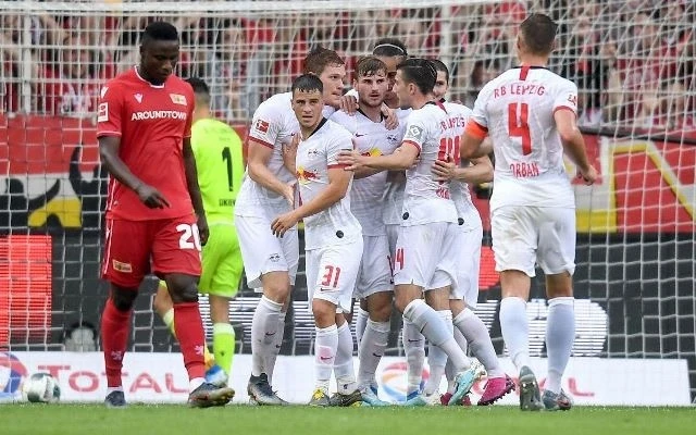 Leipzig (áo trắng) có khởi đầu hoàn hảo cho mùa giải mới với chiến thắng 4-0 trước tân binh Union Berlin ngày ra quân. (Ảnh: Getty Images)