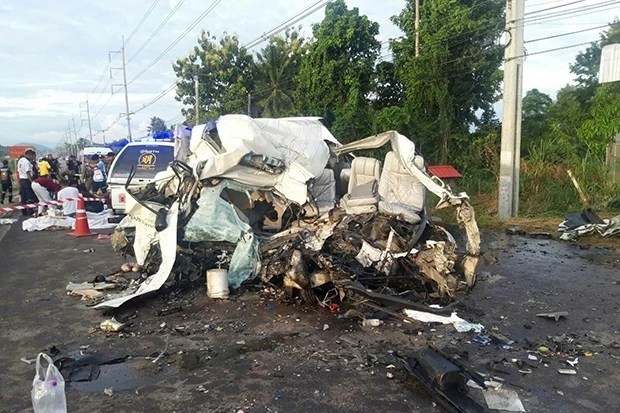 Chiếc xe khách gần như bị phá hủy sau vụ va chạm với xe tải ở tỉnh Sa Kaeo - Thái-lan. (Ảnh: Bangkok Post)