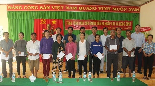 Đại diện thường trú Báo Nhân Dân tại Đồng Nai và lãnh đạo huyện Định Quán tặng quà cho các hộ dân.