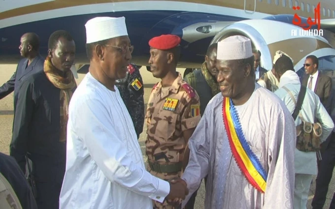 Tổng thống Deby gặp gỡ quan chức tỉnh Ouaddai. (Ảnh: Alwihda Info)