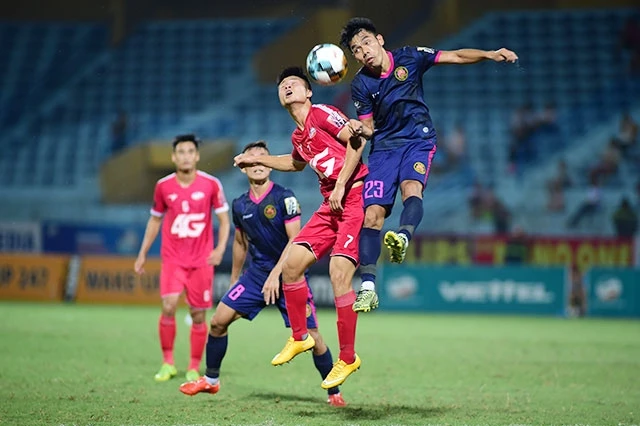Pha tranh bóng giữa cầu thủ hai đội Viettel (áo đỏ) và Sài Gòn FC. Ảnh: TRẦN HẢI