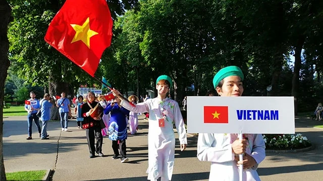 Đoàn nghệ thuật Việt Nam diễu hành ở Vaslui.