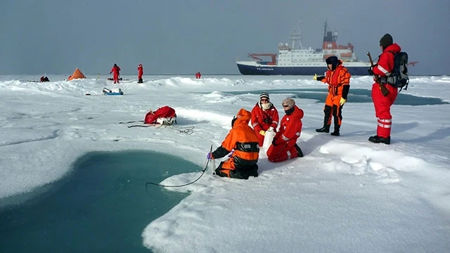 Các nhà khoa học thu thập mẫu băng ở Nam Cực. Ảnh: NEW ATLAS