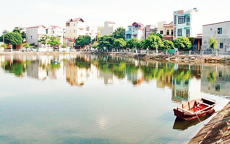 Ao Trạ ở thôn 3, xã Yên Mỹ, huyện Thanh Trì được người dân chung sức cải tạo xanh, sạch, đẹp. Ảnh: Trọng Tùng