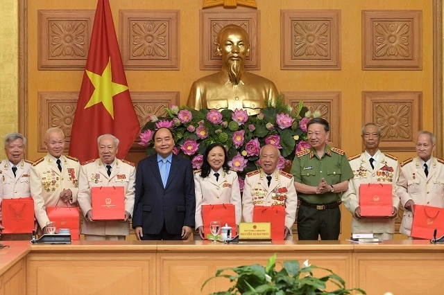Thủ tướng Nguyễn Xuân Phúc gặp mặt đoàn đại biểu Ban Liên lạc cán bộ Công an chi viện chiến trường miền Nam