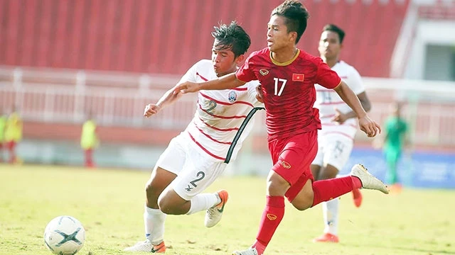 Pha tranh bóng trong trận U18 Việt Nam - U18 Campuchia.
