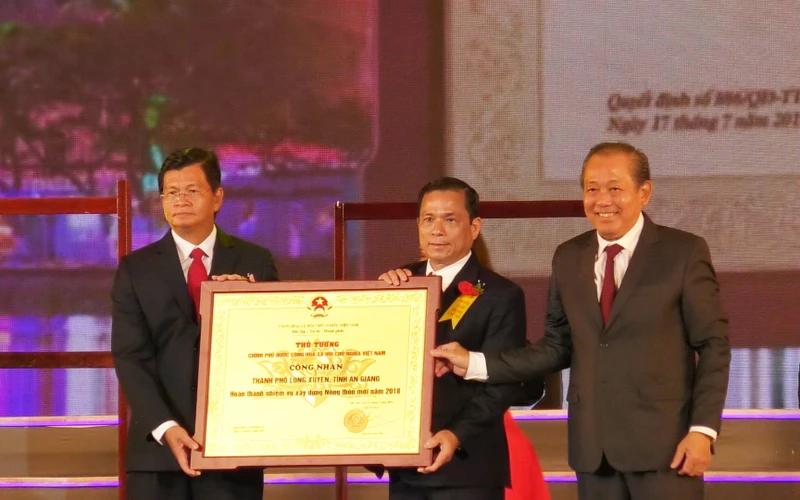 Phó Thủ tướng Trương Hoà Bình trao bằng công nhận TP Long Xuyên hoàn thành nhiệm vụ xây dựng nông thôn mới.