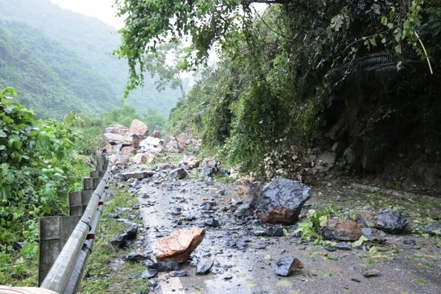 Hiện trường vụ sạt lở đá xuống đường quốc lộ 3, đoạn qua xã Hòa Mục, huyện Chợ Mới trong tháng 8-2019.