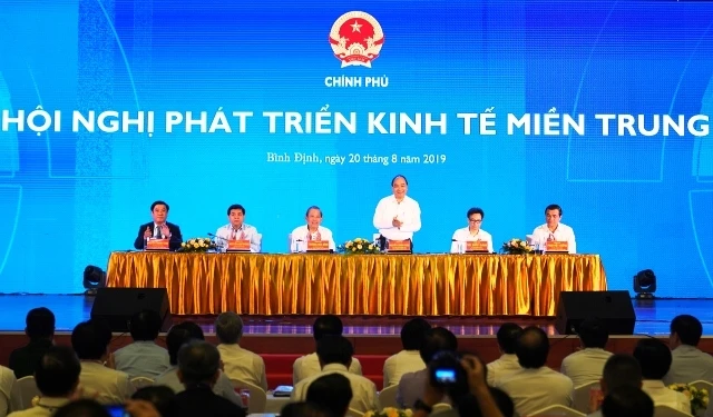 Thủ tướng Nguyễn Xuân Phúc chủ trì Hội nghị phát triển kinh tế miền trung.