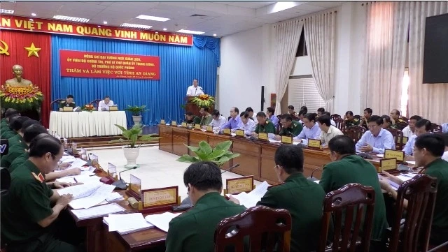 Bộ trưởng Quốc phòng Ngô Xuân Lịch làm việc với lãnh đạo tỉnh An Giang.