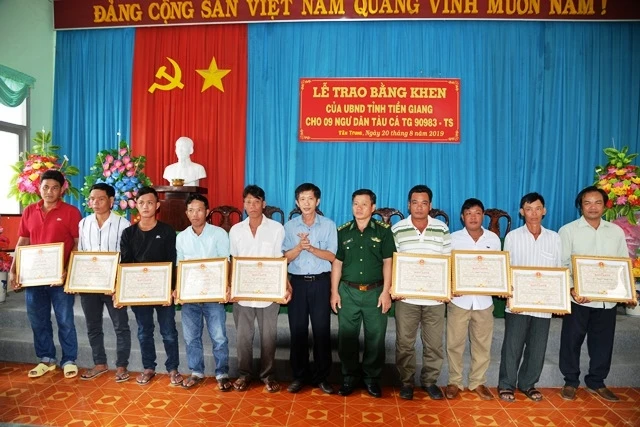 Đại diện UBND tỉnh Tiền Giang trao bằng khen và tiền thưởng cho chín ngư dân.