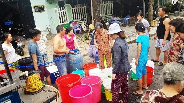 Người dân Đà Nẵng đối diện với việc thiếu nước ngọt trầm trọng.
