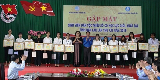 Lãnh đạo tỉnh Đác Lắc trao phần thưởng tặng các sinh viên đạt kết quả học tập loại giỏi.