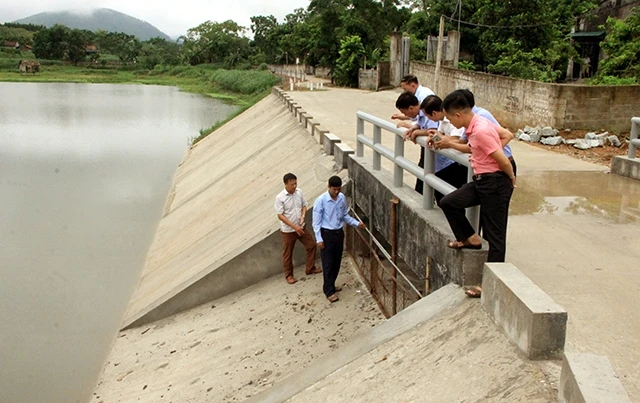 Tỉnh Tuyên Quang đầu tư xây dựng các công trình hồ đập thủy lợi để phát triển sản xuất.