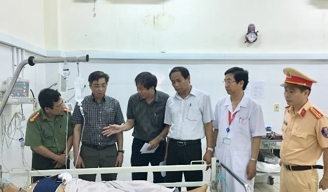 Chủ tịch UBND tỉnh Khánh Hòa Lê Đức Vinh (thứ hai từ trái qua) thăm hỏi động viên các nạn nhân tại Bệnh viện đa khoa tỉnh Khánh Hòa.