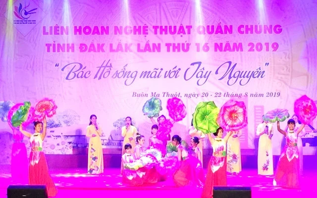 Một tiết mục biểu diễn của Đoàn nghệ thuật quần chúng huyện Krông Búc.