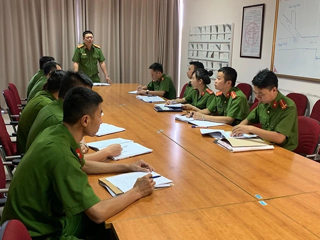 Công an quận Long Biên họp bàn kế hoạch đấu tranh triệt phá đường dây vận chuyển ma túy từ miền trung ra Hà Nội.
