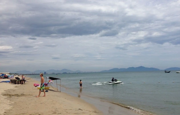 Du khách nước ngoài ở bãi biển An Bàng, Quảng Nam.
