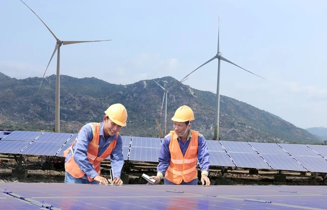 Các kỹ sư kiểm tra hệ thống pin mặt trời tại Tổ hợp điện gió, điện mặt trời của Công ty cổ phần đầu tư xây dựng Trung Nam (huyện Thuận Bắc, Ninh Thuận).