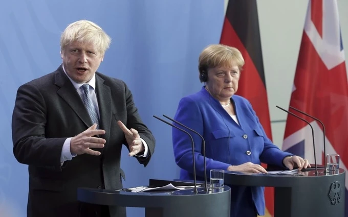 Bà Merkel và ông Johnson tham gia họp báo chung trước khi hội đàm. (Ảnh: AP)
