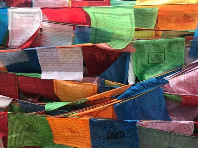 Cờ phong mã tung bay khắp nơi ở Tây Tạng.
