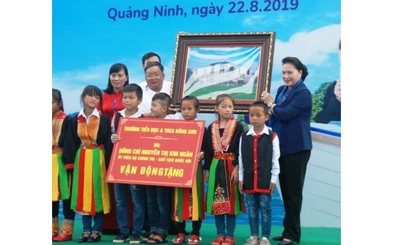 Chủ tịch Quốc hội Nguyễn Thị Kim Ngân trao tặng Trường TH và THCS Đồng Sơn, huyện Hoành Bồ, tỉnh Quảng Ninh.