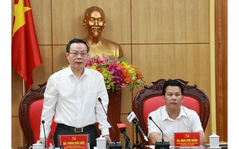 Phó Chủ tịch Quốc hội Phùng Quốc Hiển phát biểu chỉ đạo tại buổi làm việc với Ban Thường vụ Tỉnh ủy Hà Giang