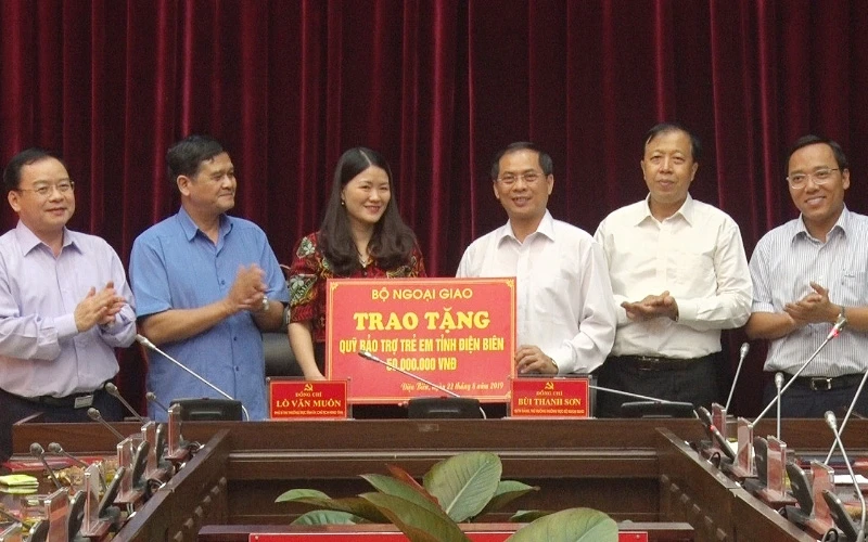 Thứ trưởng Bùi Thanh Sơn tặng quà Quỹ Bảo trợ trẻ em tỉnh Điện Biên.