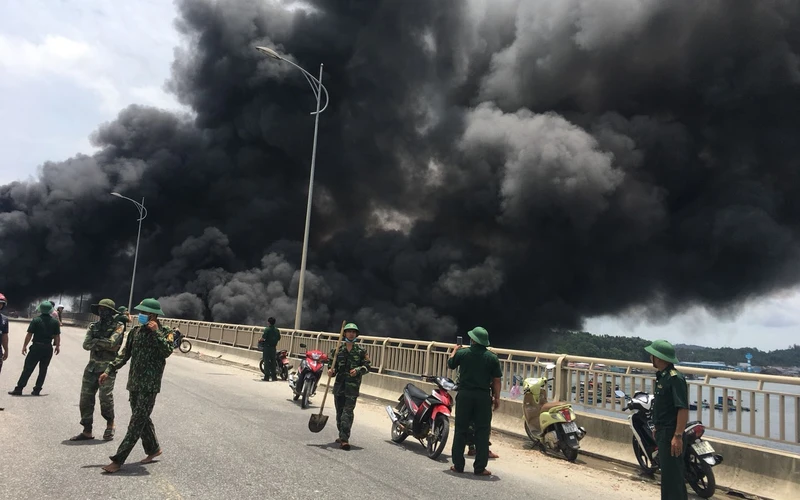 Tàu cá QNg 90972 TS neo đậu gần cầu Trà Bồng bị cháy dữ dội suốt nhiều giờ đã ảnh hưởng nghiêm trọng đến an toàn cho cây cầu này. 