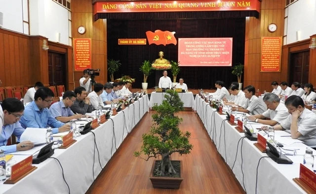 Đồng chí Nguyễn Văn Bình và đoàn công tác làm việc với Ban Thường vụ Thành ủy Đà Nẵng.