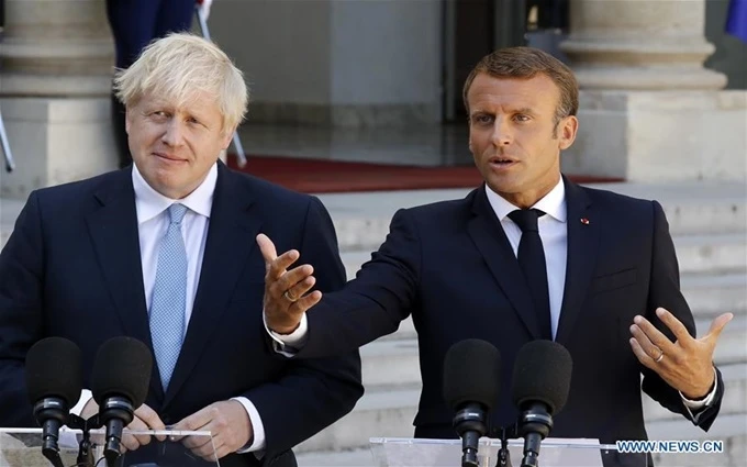 Tổng thống Macron (bên phải) và Thủ tướng Anh Johnson phát biểu ý kiến trước phóng viên tại Điện Elysee, ngày 22-8. (Ảnh: Tân Hoa xã)