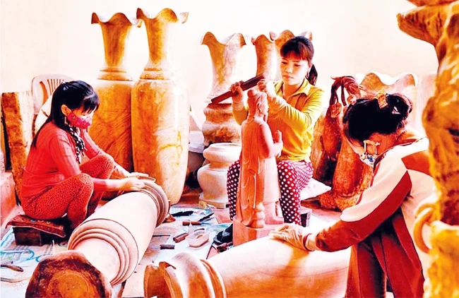 Sản xuất đồ gỗ mỹ nghệ tại xã Vân Hà, huyện Đông Anh. Ảnh: ĐỖ MINH