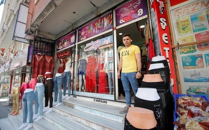 Cửa hàng bán quần áo của người tị nạn Syria ở quận Kucukcekmece, TP Istanbul, tháng 7-2019. (Ảnh: Reuters)