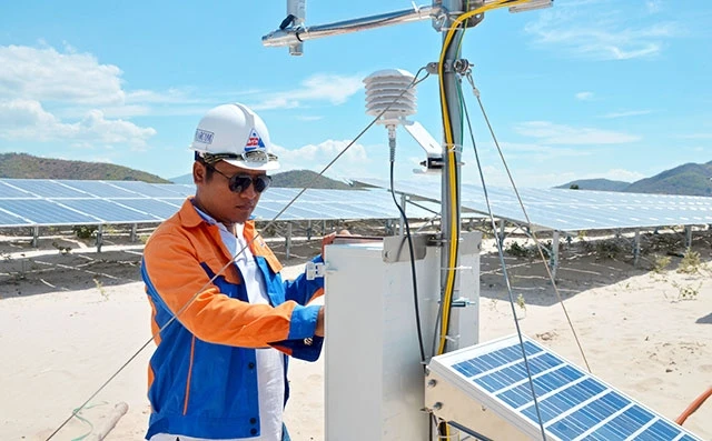 Nhà máy điện mặt trời Phong Phú, công suất 33,6 MW (tương đương 42 MWp) ở xã Phong Phú, huyện Tuy Phong (Bình Thuận) do Công ty đầu tư điện mặt trời (Solarcom) làm chủ đầu tư.