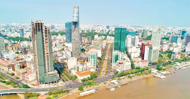 Thành phố chú trọng đẩy mạnh cải cách hành chính, tạo thuận lợi cho người dân và doanh nghiệp, góp phần phát triển kinh tế - xã hội. Trong ảnh: Một góc TP Hồ Chí Minh hôm nay.