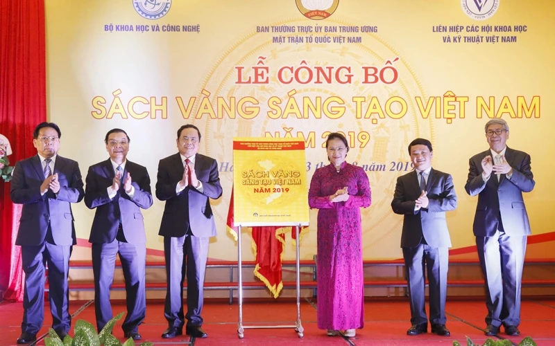 Các đồng chí lãnh đạo tại Lễ công bố Sách vàng Sáng tạo Việt Nam năm 2019. Ảnh: Quang Vinh.