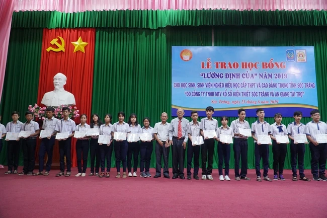 416 em học sinh, sinh viên nghèo có thành tích học tốt nhận học bổng Lương Định Của.
