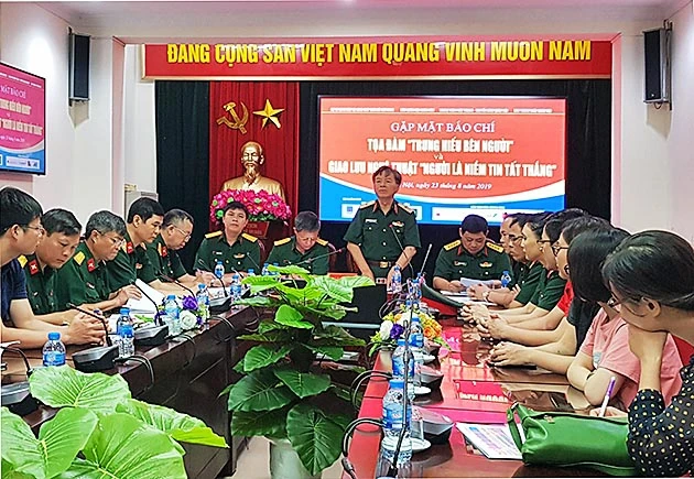 Thiếu tướng Phạm Văn Huấn, Tổng Biên tập Báo Quân đội nhân dân, Trưởng Ban Tổ chức, giới thiệu một số thông tin đến các đơn vị báo chí, truyền thông.