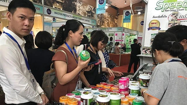 Người tiêu dùng Thủ đô quan tâm, tìm hiểu các mặt hàng sản xuất tại Thái-lan.