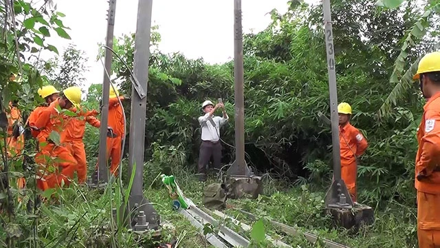 Nhiều thanh giằng trên cột điện cao thế 110 kV tuyến TP Đông Hà - thị trấn Lao Bảo, huyện Hướng Hóa bị kẻ trộm tháo cắp.