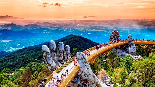 Cầu Vàng ở Khu du lịch Bà Nà, Đà Nẵng là điểm đến hấp dẫn khách du lịch.