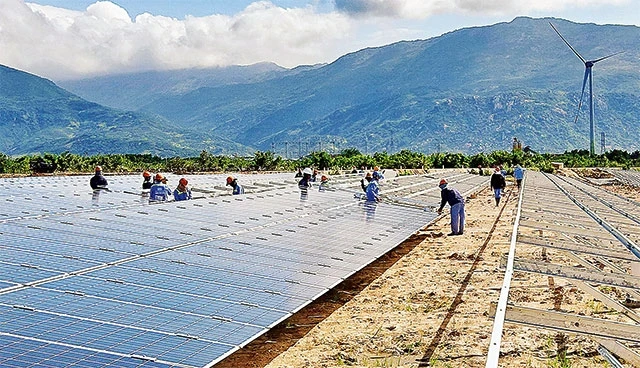 Nhiều dự án điện mặt trời và điện gió tại tỉnh Ninh Thuận, Bình Thuận đang phải sa thải phụ tải khiến các chủ đầu tư gặp khó khăn trong cân đối tài chính. Trong ảnh: Tổ hợp năng lượng tái tạo ĐMT và đ