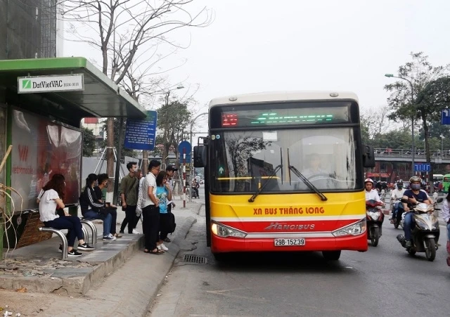 Cấp thẻ xe buýt miễn phí cho người cao tuổi, nhân khẩu thuộc hộ nghèo