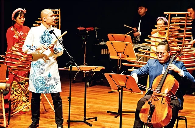 Nhạc sĩ Đồng Quang Vinh cùng dàn nhạc Tre nứa biểu diễn tại Xin-ga-po đầu tháng 8-2019.