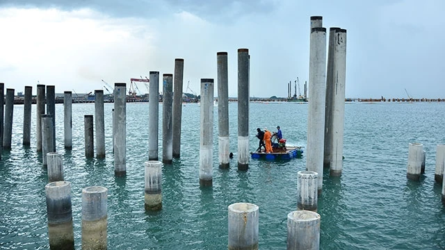 Thợ lặn khai quật tàu có cổ vật tại vùng biển cảng Dung Quất.