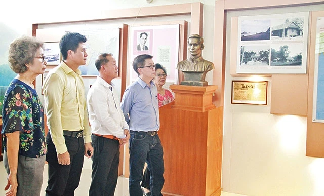 Ông Hồ Văn Lâm (thứ tư, từ trái qua) cùng bà con kiều bào đến thăm Khu tưởng niệm Chủ tịch Hồ Chí Minh ở tỉnh Udon Thani.